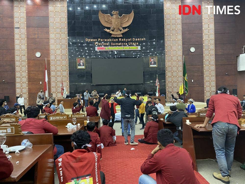 [BREAKING] Duduki DPRD Sumut, Massa Cipayung Nyanyi Indonesia Raya