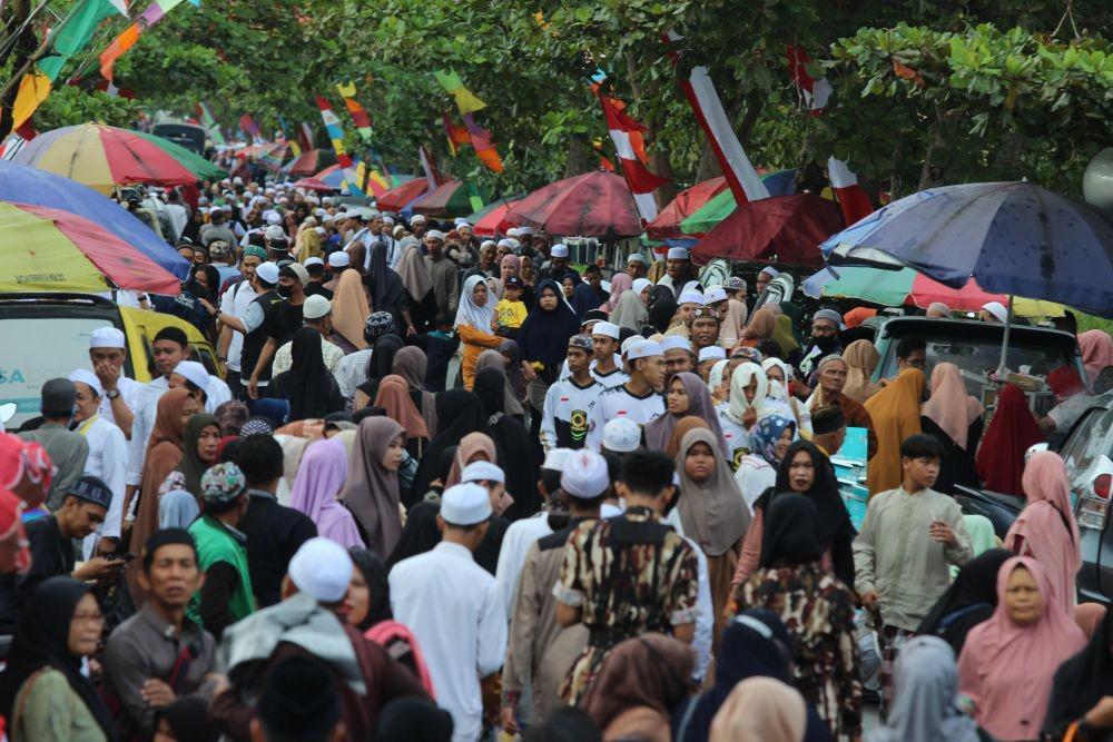 Ribuan Warga Jalan Kaki Hadir dalam Haul Akbar Guru Sekumpul di Banjar