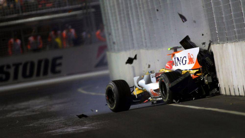 Nelson Piquet Jr menabrakkan mobilnya ke dinding pada GP Singapura 2008. (formula1.com)