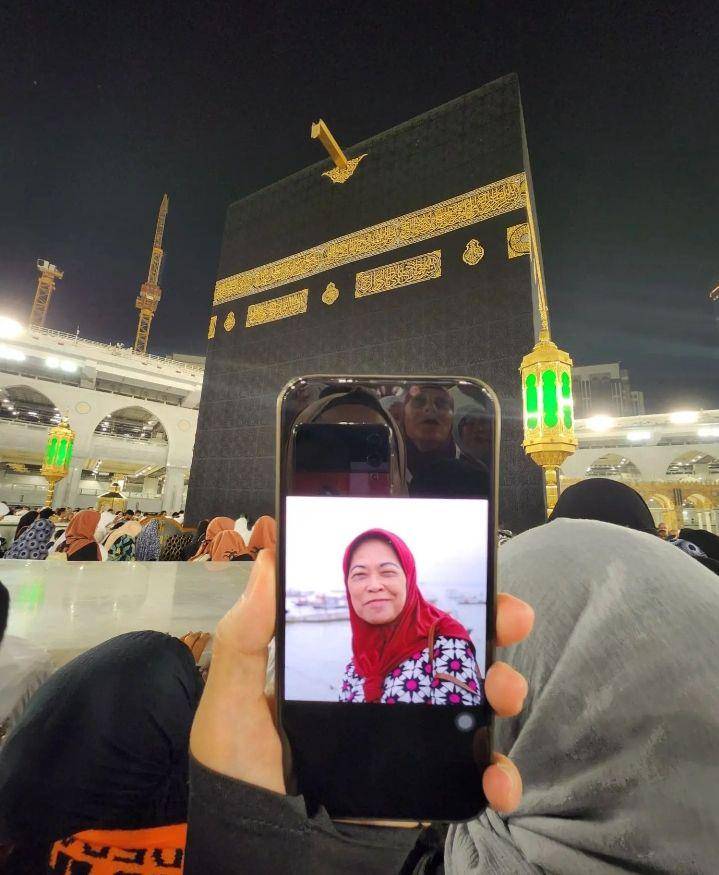 potret umrah Dian Ayu Lestari bawa foto mama (instagram.com/dianayulestari)