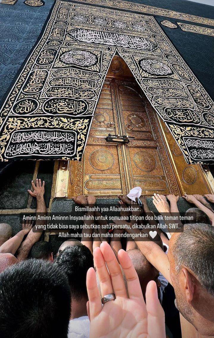 momen Dian Ayu Lestari berdoa didepan ka'bah (instagram.com/dianayulestari)