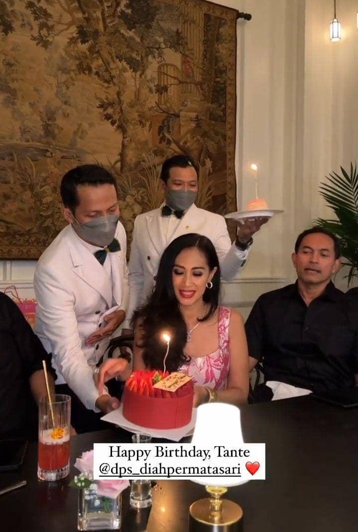 potret ultah ke-52 Diah Permatasari (instagram.com/alexandraleonardo)