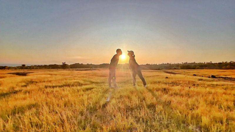gambar pasangan di Savana Tianyar (instagram.com/ekayanasetiawan)