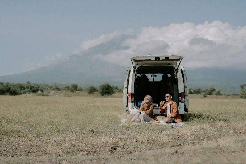 gambar pasangan sedang piknik di Savana Tianyar (instagram.com/jokodpur)