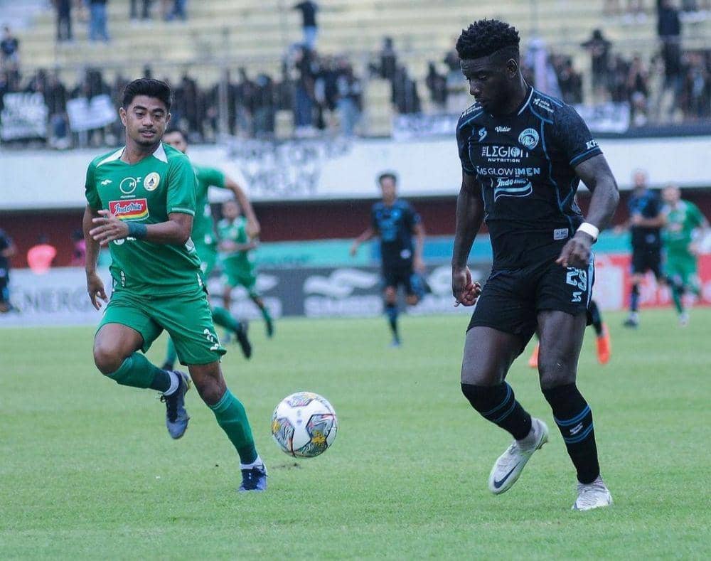 Pemain Arema, Abel Camara saat menerima bola. (Instagram/aremafcofficial)