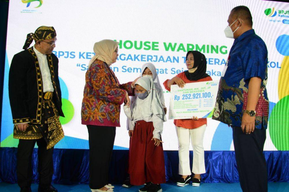 Direktur Pelayanan BPJS Ketenagakerjaan Roswita Nilakurnia memberikan santunan kepada peserta BPJAMSOSTEK. (Dok. BPJAMSOSTEK)