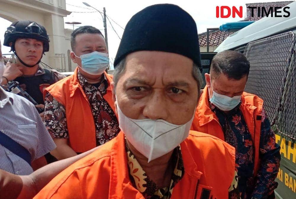 Tiga terdakwa suap PMB Unila tiba di PN Tipikor Tanjungkarang, Kamis (26/1/2023). (IDN Times/Tama Yudha Wiguna).