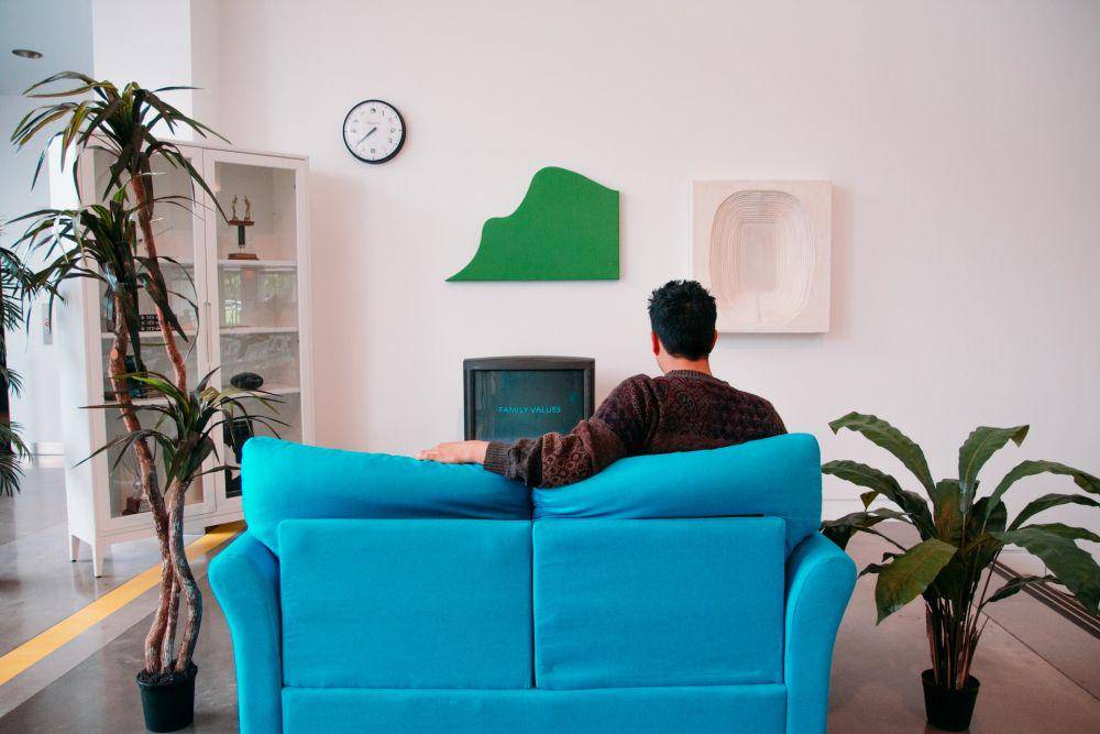 Ilustrasi menonton televisi di ruang keluarga (Unsplash/Juan Ordonez)