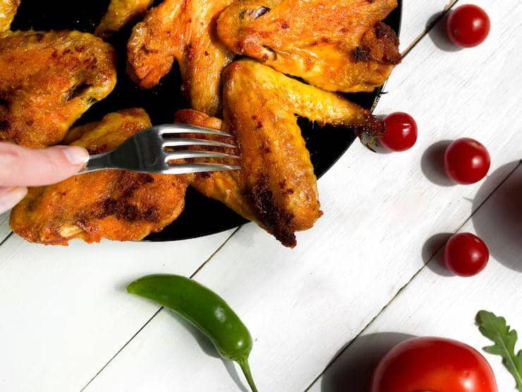 ilustrasi makan ayam goreng dengan memakai garpu (freepik.com/freepik)