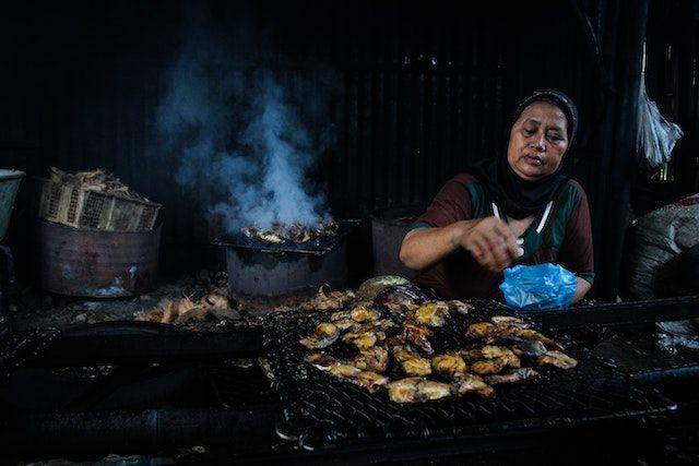 ilustrasi memasak ikan bakar bumbu parape khas Makassar (pexels.com/Muhammad Ilyasa)