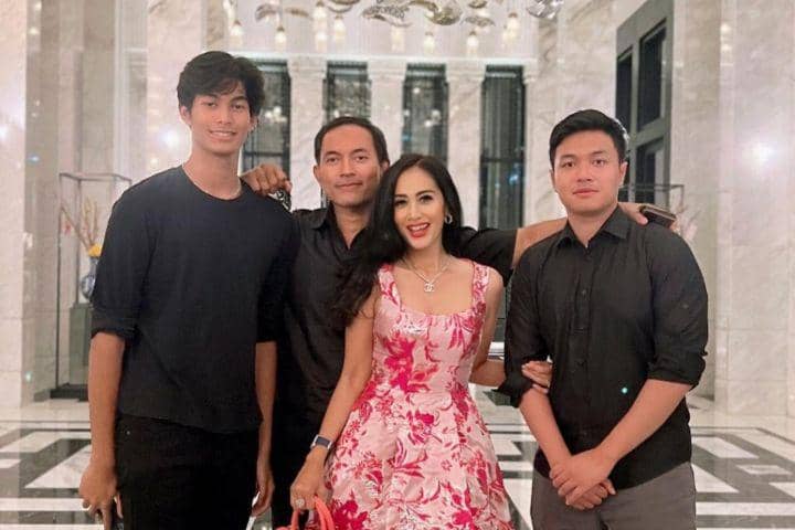 10 Potret Ultah ke-52 Diah Permatasari, Makin Berumur Makin Menawan!