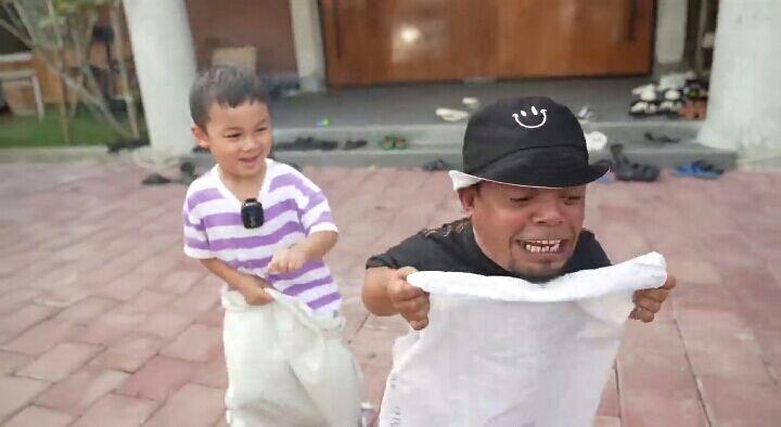 9 Potret Kiano Lomba Balap Karung dengan Ucok Baba, Menang Terus!