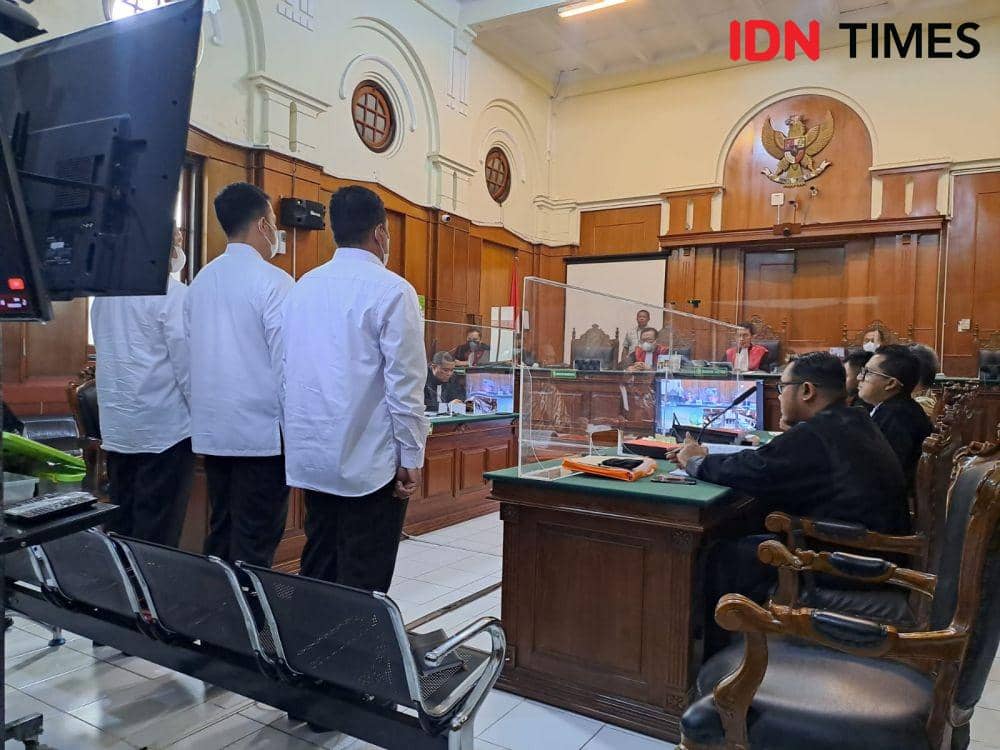 3 polisi jadi saksi dalam sidang tragedi Kanjuruhan terdakwa Ketua Arema FC, Abdul Haris dan Security Officer Suko Sutrisno di PN Surabaya, Kamis (26/1/2023). IDN Times/Ardiansyah Fajar.