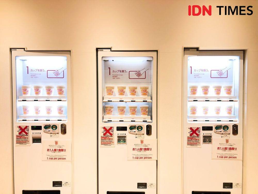 Vending machine di Cupnoodles Museum Yokohama (IDN Times/Naufal Al Rahman)
