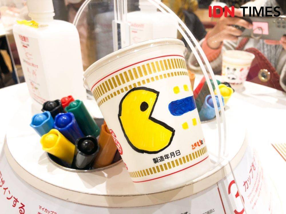 Meracik ramen di Cupnoodles Museum Yokohama (IDN Times/Naufal Al Rahman)