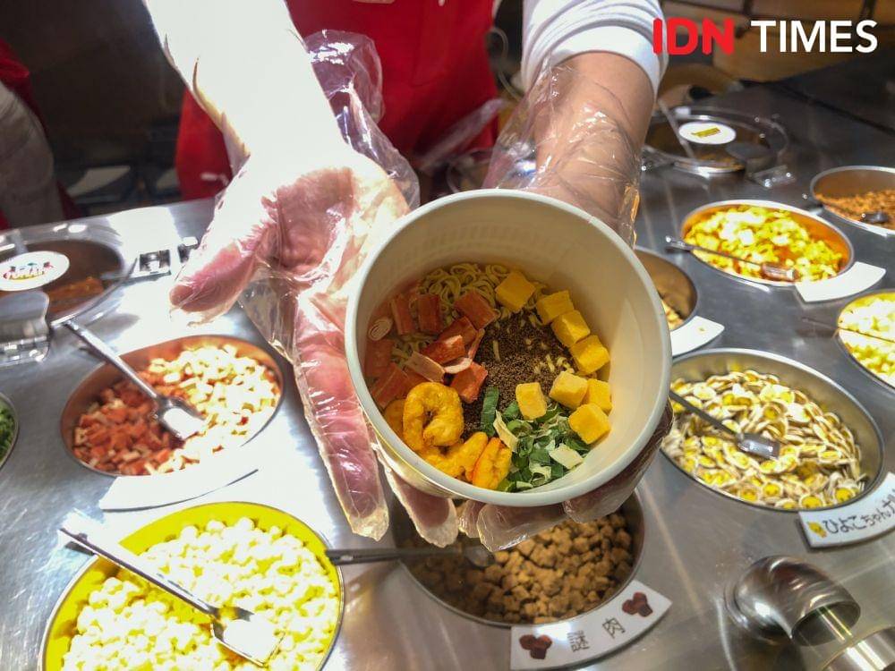 Meracik ramen di Cupnoodles Museum Yokohama (IDN Times/Naufal Al Rahman)