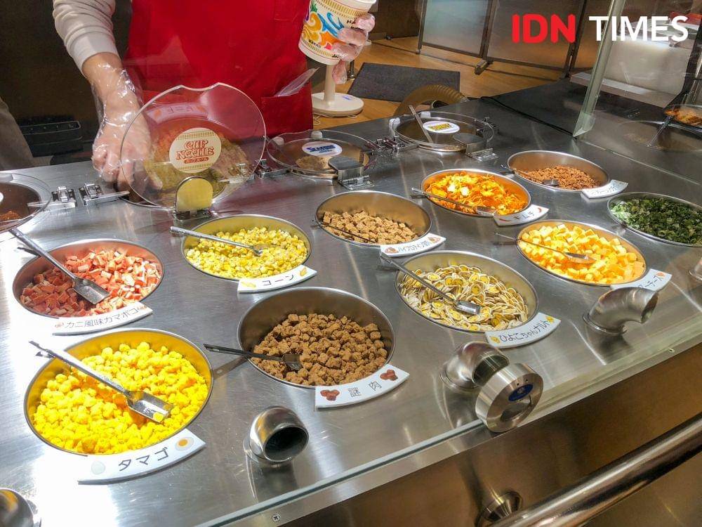 Meracik ramen di Cupnoodles Museum Yokohama (IDN Times/Naufal Al Rahman)