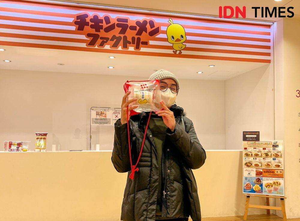 Meracik ramen di Cupnoodles Museum Yokohama (IDN Times/Naufal Al Rahman)