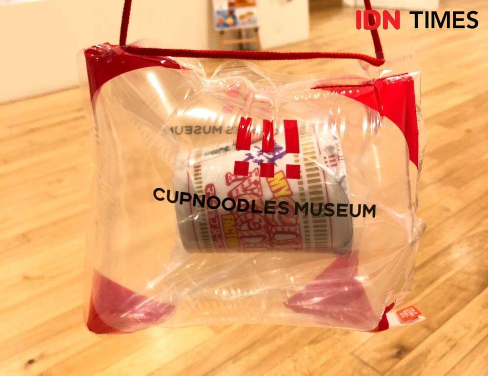 Meracik ramen di Cupnoodles Museum Yokohama (IDN Times/Naufal Al Rahman)