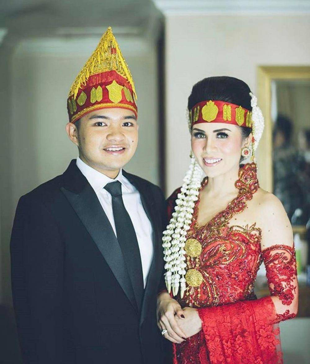 Potret Momo Geisha dan pasangan memakai pakaian adat Batak (instagram.com/therealmomogeisha)
