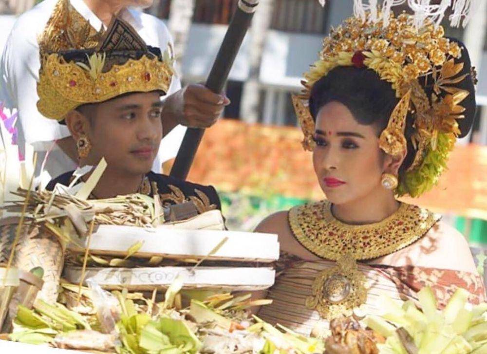 Potret Ajun Perwira dan pasangan mengenakan pakaian adat Bali (instagram/ajunperwira)