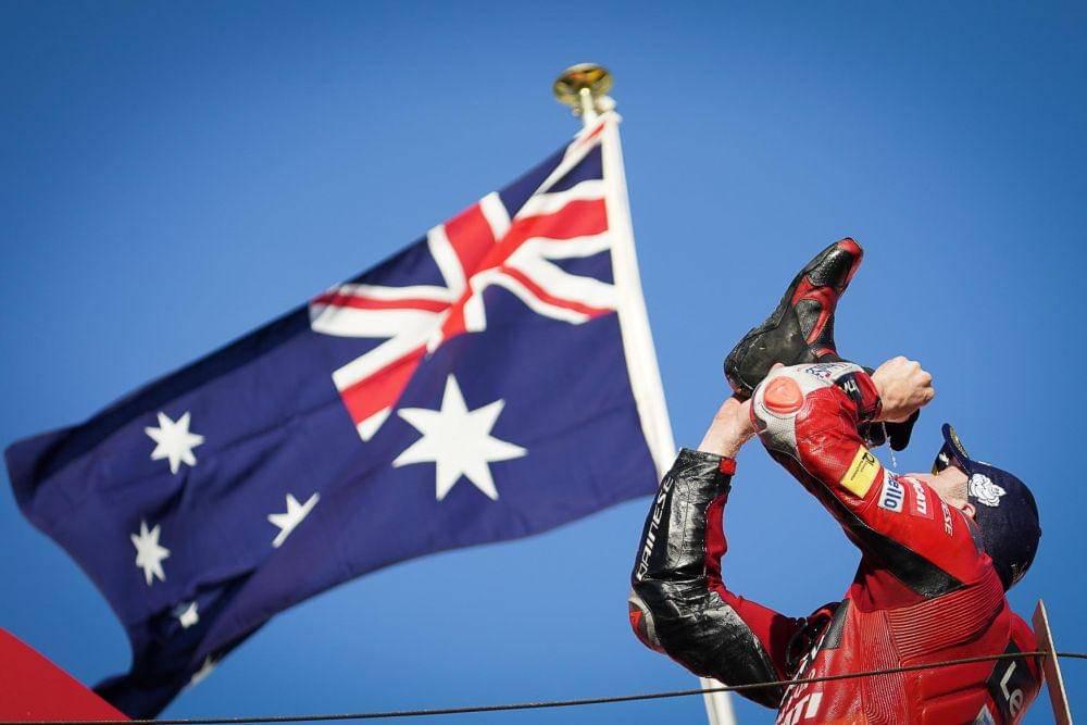 Jack Miller melakukan selebrasi shoey di podium GP Jepang 2022. (motogp.com)