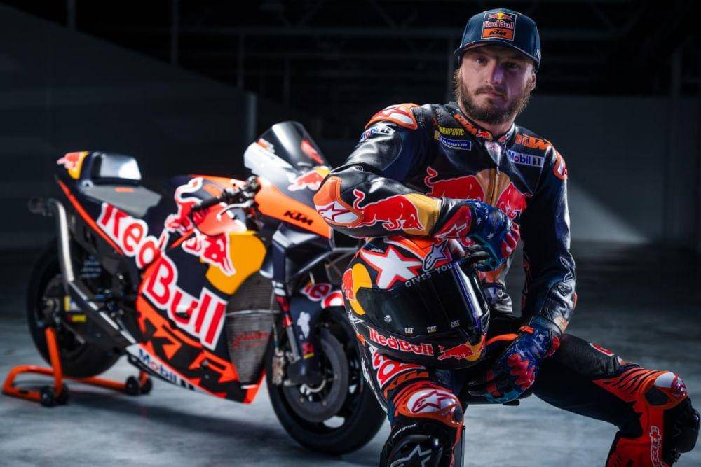Jack Miller berpose dengan KTM RC16. (motogp.com)