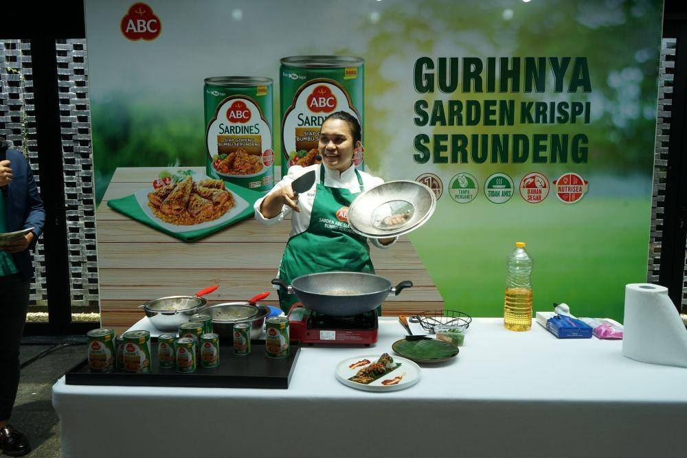 Chef Jojor A. Panggabean melakukan live cooking demo pada peluncuran "Sarden ABC Siap Goreng Bumbu Serundeng" (Dok. Heinz ABC Indonesia)