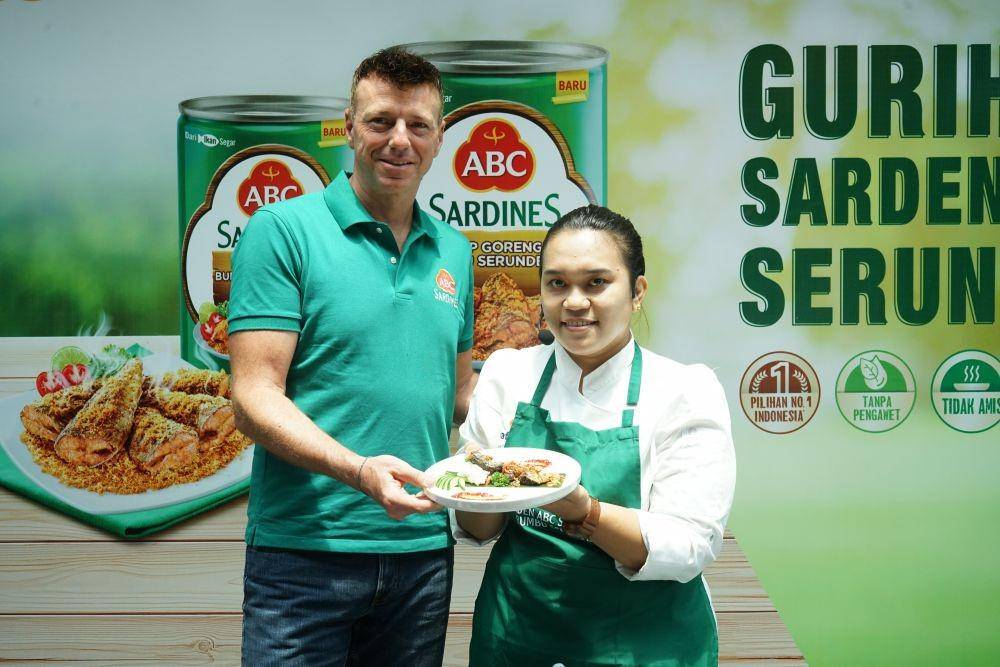 Steven Debrabandere, Managing Director Kraft Heinz Indonesia & Papua Nugini, dan Chef Jojor A. Panggabean menunjukan hasil olahan "Sarden ABC Siap Goreng Bumbu Serundeng" (Dok. Heinz ABC Indonesia)