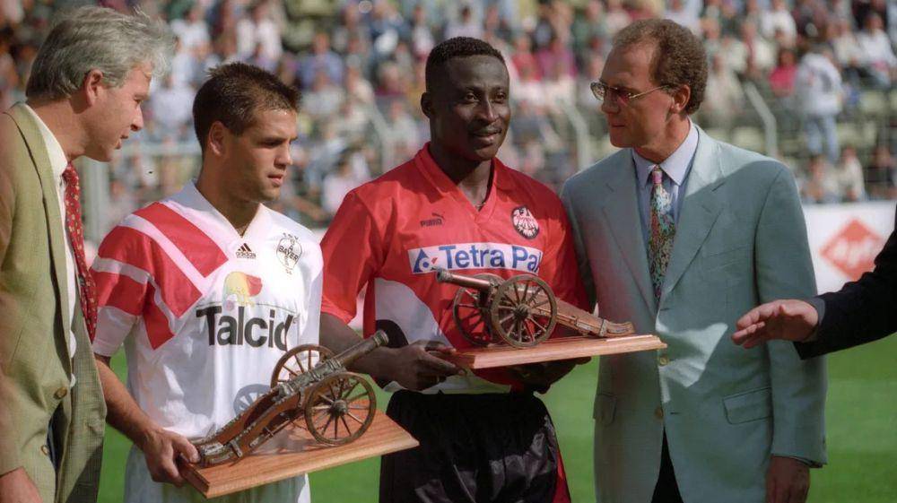Anthony Yeboah (merah) (bundesliga.com)