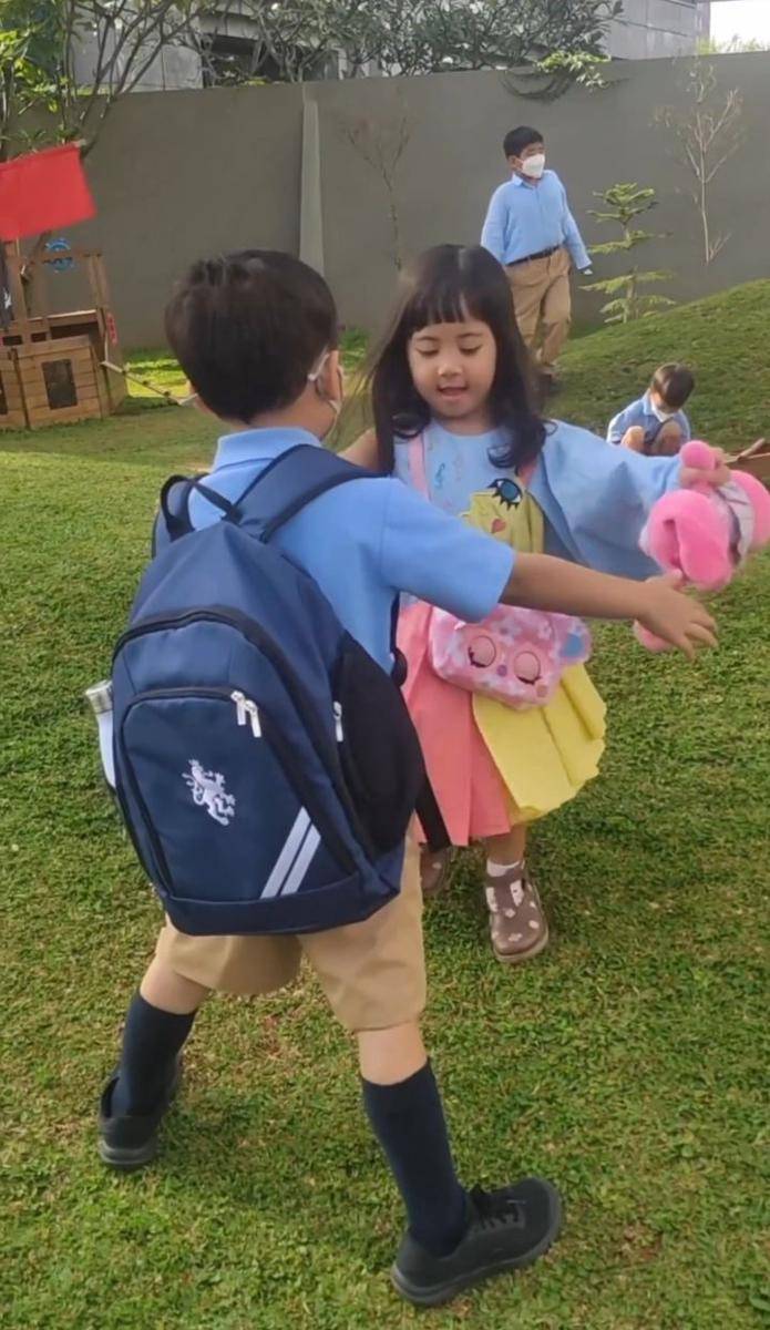 potret Chava antar Xabiru ke sekolah (instagram.com/rachelvennya)