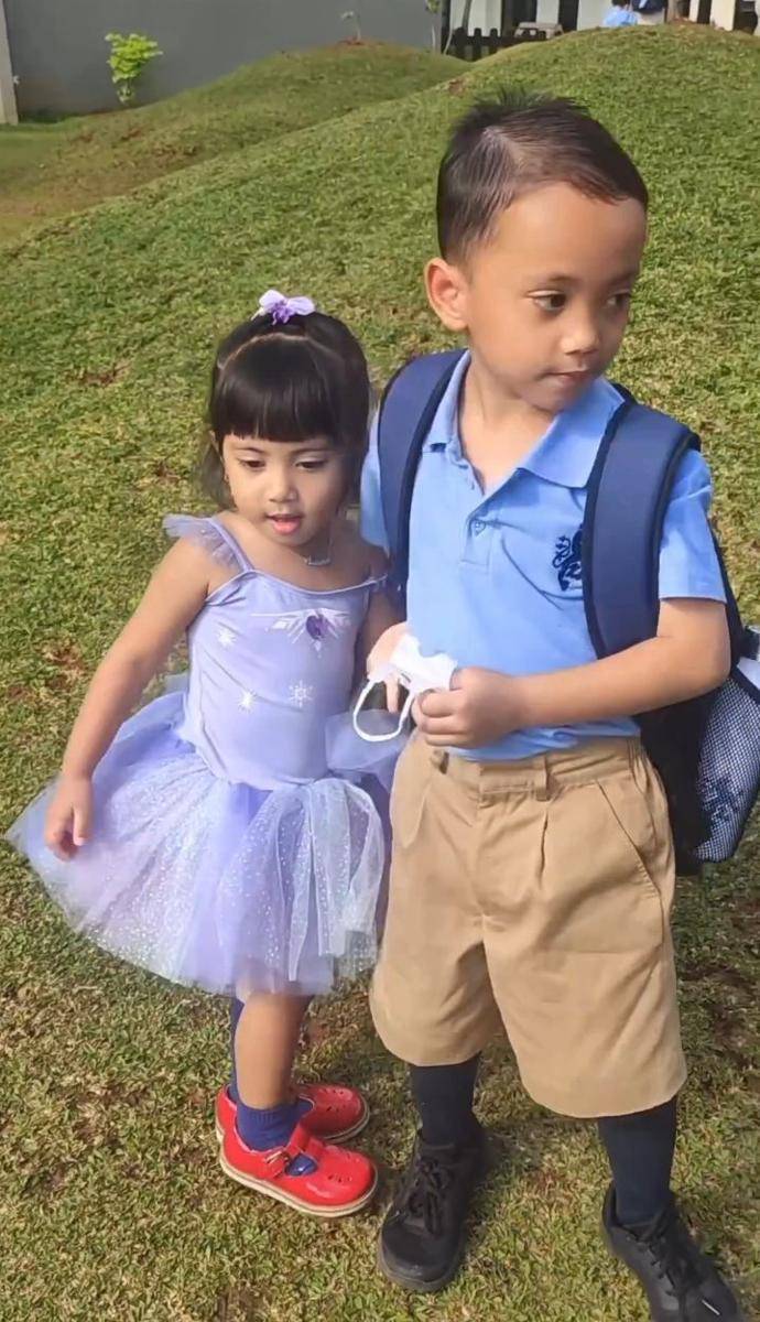 potret Chava antar Xabiru ke sekolah (instagram.com/rachelvennya)