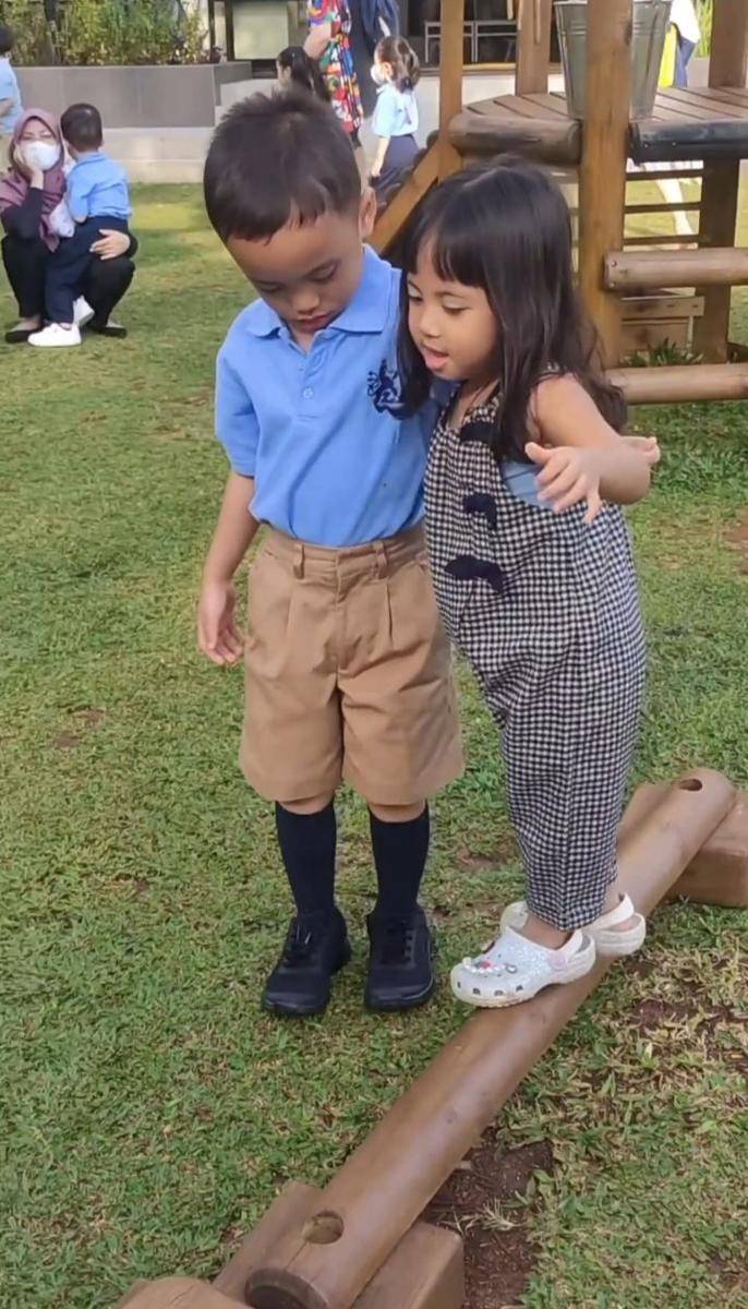 potret Chava antar Xabiru ke sekolah (instagram.com/rachelvennya)