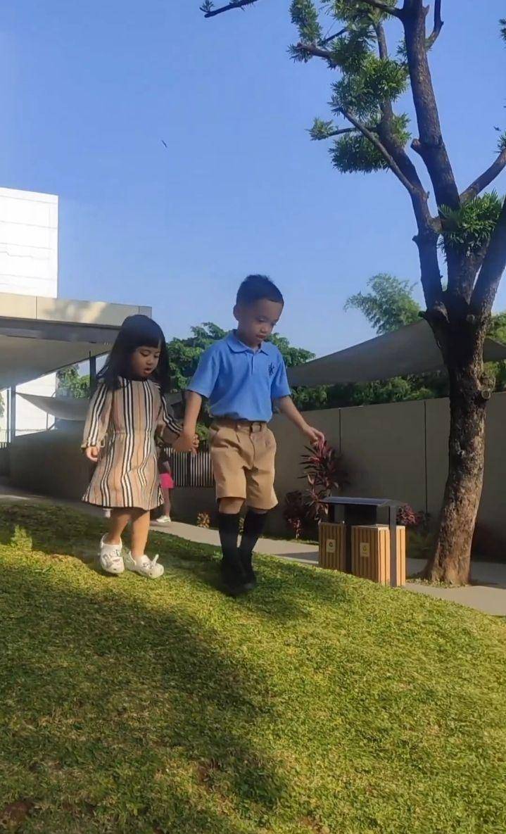 potret Chava antar Xabiru ke sekolah (instagram.com/rachelvennya)