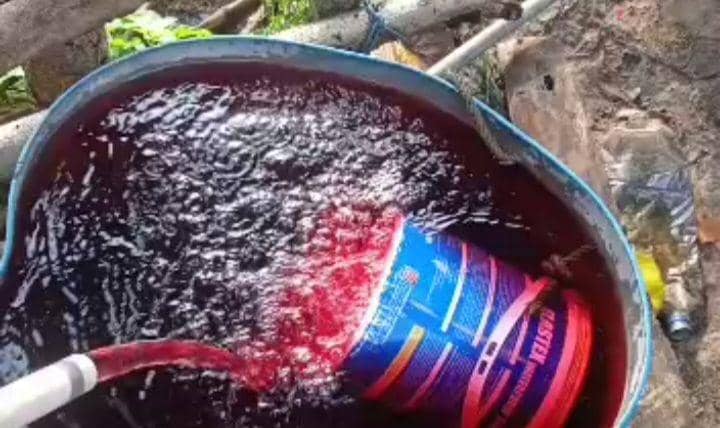 Air sumur warga Tuban berubah warga dari jernih menjadi merah. Dok Istimewa
