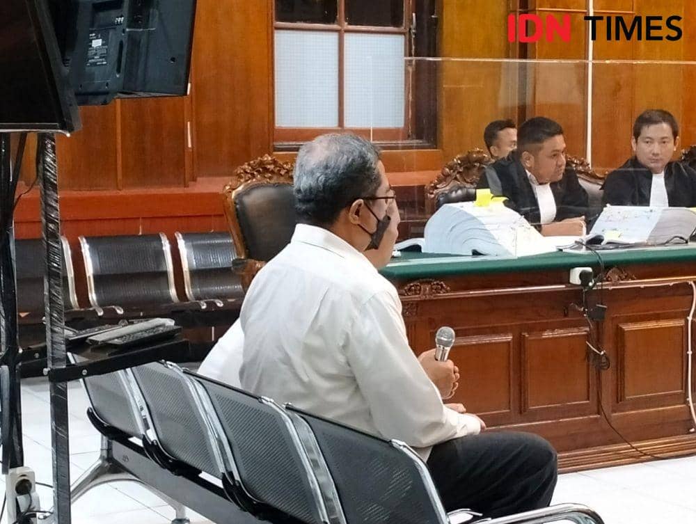 Abdul Haris saat memberi kesaksian di sidang lanjutan perkara Kanjuruhan, Jumat (27/1/2023). (IDN Times/Khusnul Hasana)