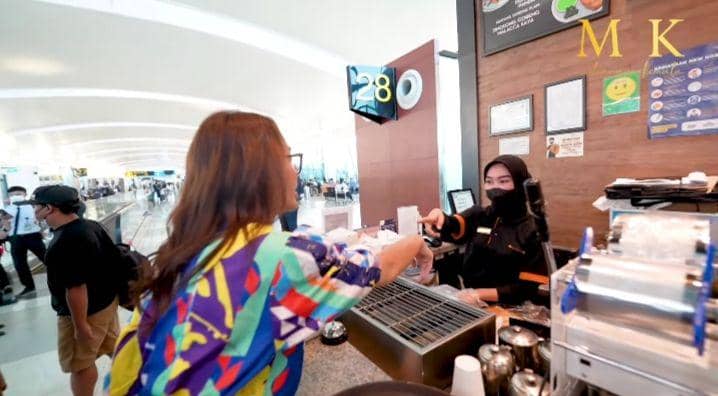 potret Bunda Corla di perjalanan menuju Surabaya (youtube.com/maharani kemala)