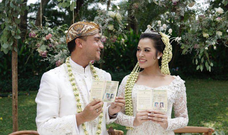 Potret Raisa dan Hamish Daud memakai pakaian adat Sunda (dok. Bride Story)