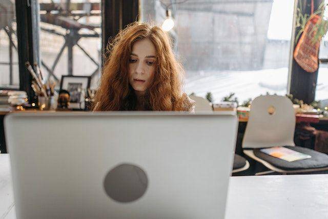 Ilustrasi perempuan yang sedang menggunakan laptop (pexels.com/Pavel Danilyuk)