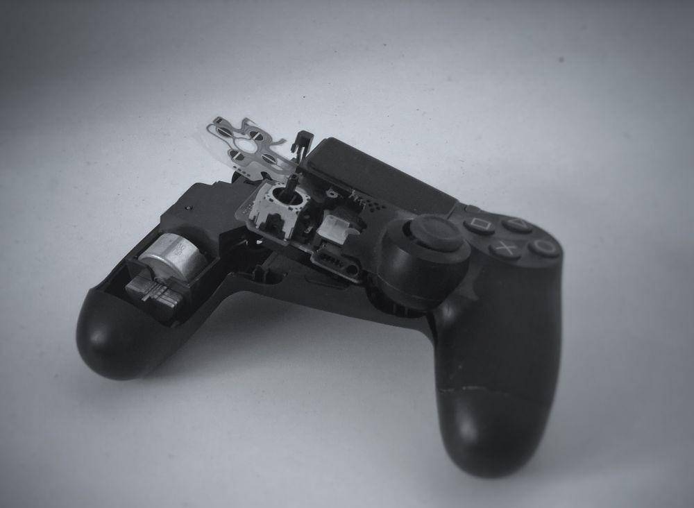 ilustrasi controller PS rusak akibat rage quit (unsplash.com/Bernd 📷 Dittrich)