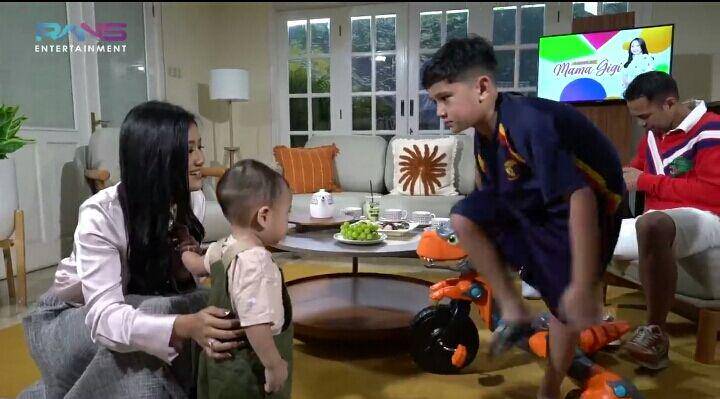 Rayyanza nangis lihat Rafathar dipangku Sus Rini. (youtube.com/Rans Entertainment)