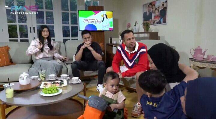 Rayyanza nangis lihat Rafathar dipangku Sus Rini. (youtube.com/Rans Entertainment)