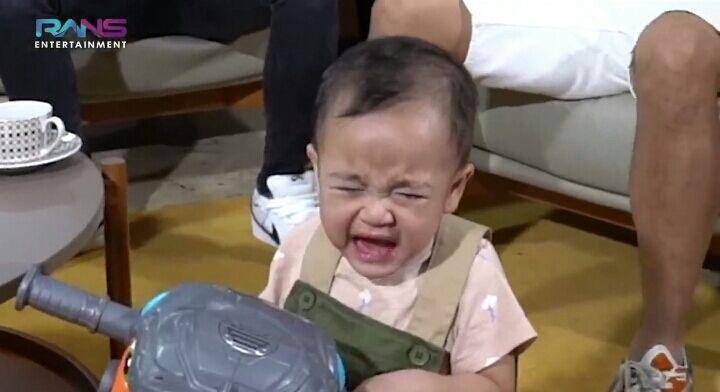 Rayyanza nangis lihat Rafathar dipangku Sus Rini. (youtube.com/Rans Entertainment)