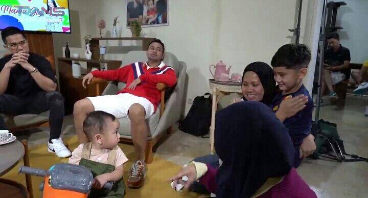 Rayyanza nangis lihat Rafathar dipangku Sus Rini. (youtube.com/Rans Entertainment)