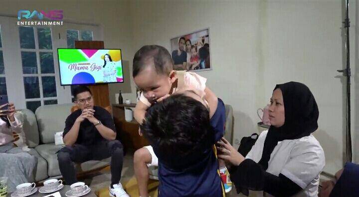 Rayyanza nangis lihat Rafathar dipangku Sus Rini. (youtube.com/Rans Entertainment)