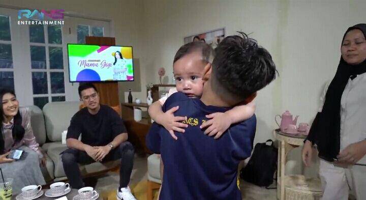 Rayyanza nangis lihat Rafathar dipangku Sus Rini. (youtube.com/Rans Entertainment)