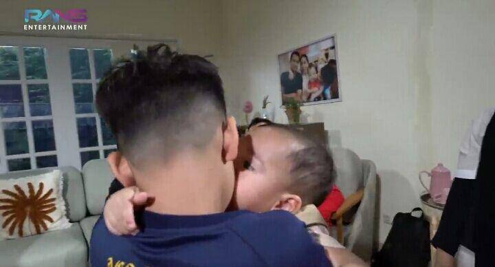 Rayyanza nangis lihat Rafathar dipangku Sus Rini. (youtube.com/Rans Entertainment)