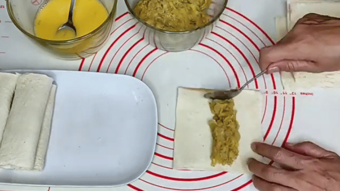 ilustrasi menggulung roti tawar dengan bahan isian (YouTube.com/Imaf Cooking)