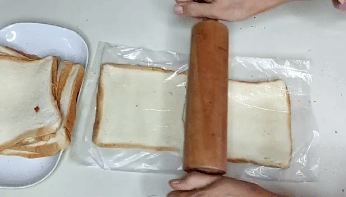 ilustrasi memipihkan roti tawar (YouTube.com/Imaf Cooking)