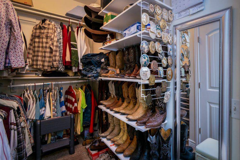 ilustrasi memasukkan akeseori ke dalam capsule wardrobe (pexels.com/Get Lost Mike)